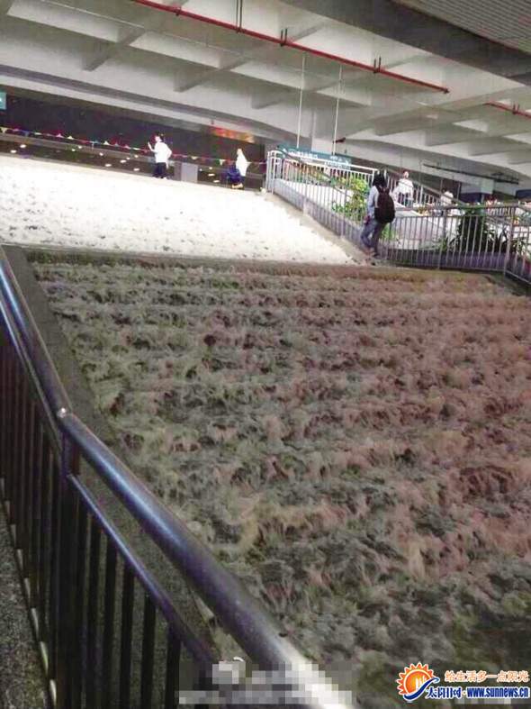 北站地下商场入口处水流滚滚