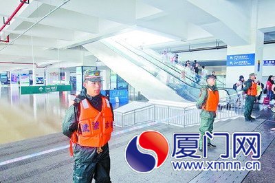武警战士在厦门北站现场警戒
