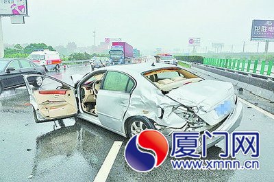 雨天路滑车撞隔离栏 司机没系安全带弹出车厢