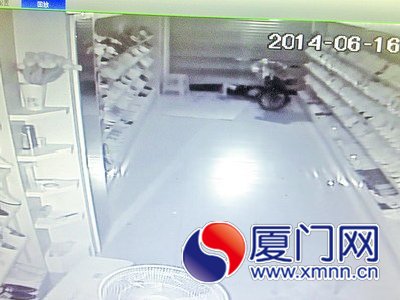 钻进店