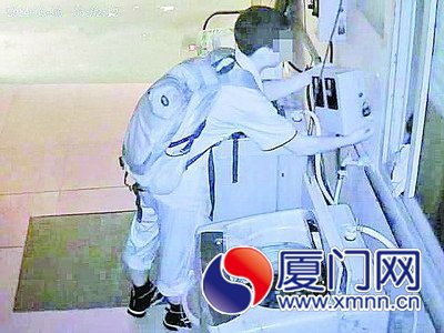 窃贼拔下投币铁箱