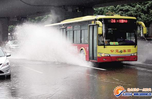 仙岳路岳阳小区门口路面积水，公交车经过