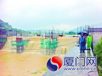 莲花水库的水路从大坝上漫出