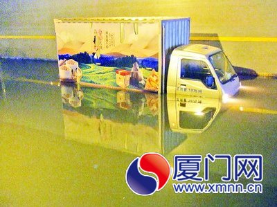 小货车在水中抛锚