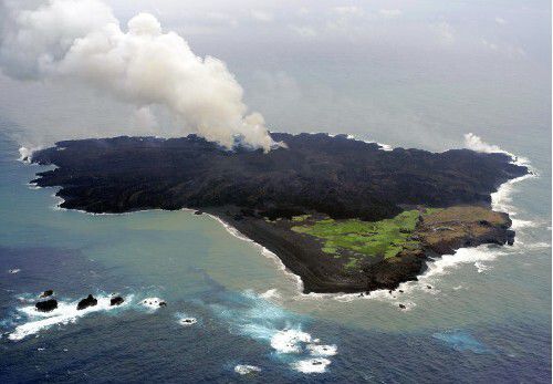 日本东京西之岛火山再度喷发 现第四火山口(图