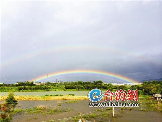 罕见的美丽双彩虹