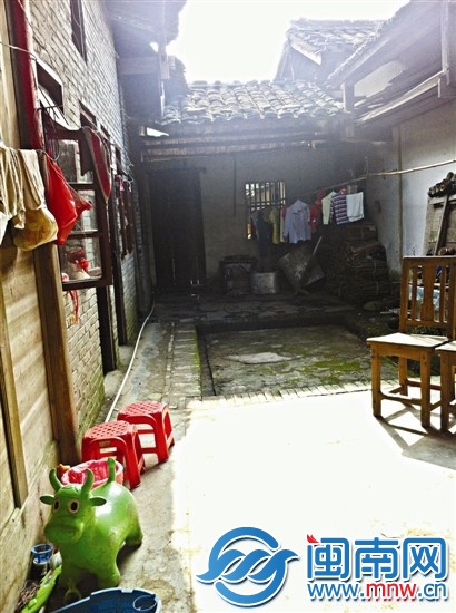 事发屋内，孩子的玩具还在，人却不在了