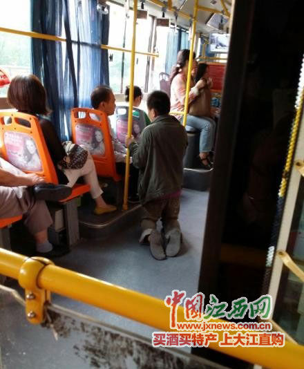 公交车上男子跪着向乘客乞讨