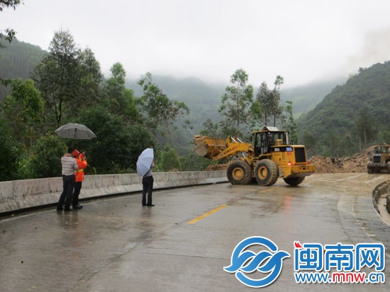 长泰公路塌方 明日全面抢通