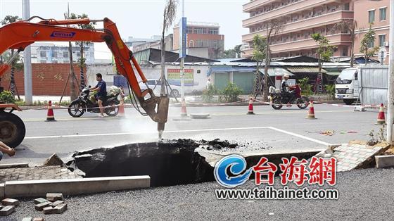 地陷绿化带塌了3米长