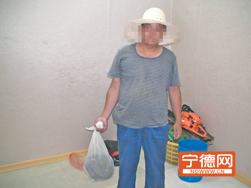 男子福鼎街头卖蛇 环保志愿者举报