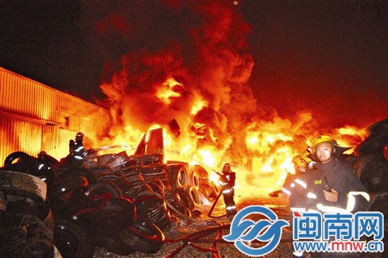 火场浓烟蹿得很高