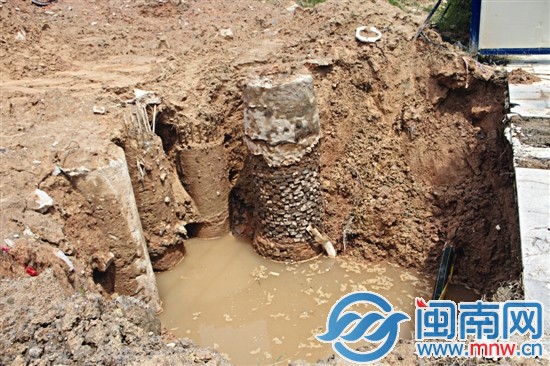 这个大坑下面，管道被万科房产的施工方挖破