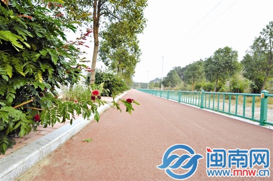 桃花山公园建有自行车道，如果能租赁自行车，居民锻 