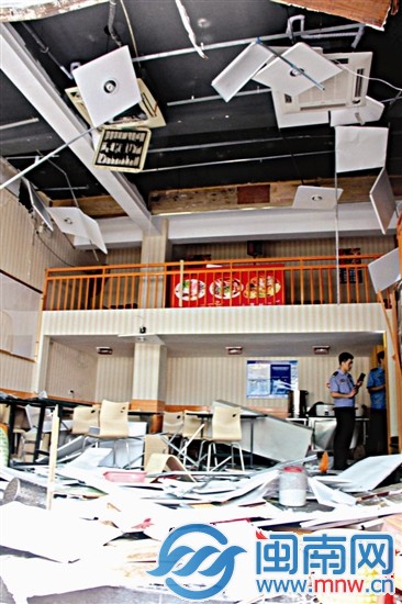 店内吊顶被震得七零八落