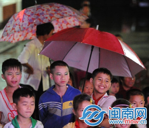 六一晚会上，妆化得很浓的孩子们
