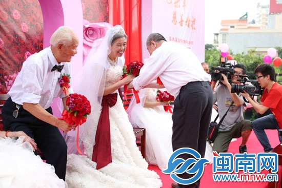 婚礼现场，老爷爷和老奶奶接受献花