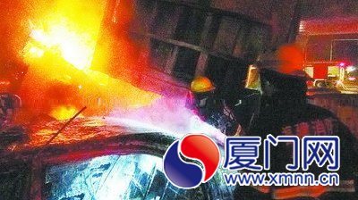 掉头不慎三车抱团变“火车” 三司机及时逃生无伤亡