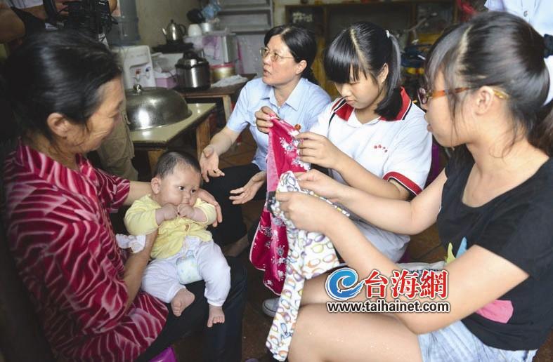 肇事司机女儿看望奇迹宝宝