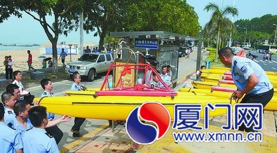 在书法广场沙滩上违法经营的水上自行车被执法人员暂扣