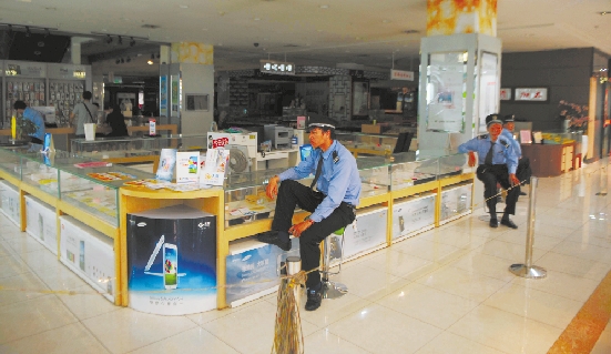 中都百货庆春店关门：商户忙着清货