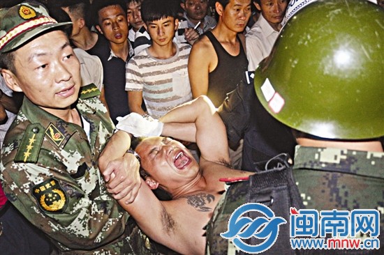 吸毒男挟持妻女 扬言杀人炸房