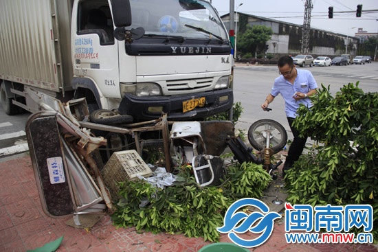 陈女士的三轮车被货车撞得散了架