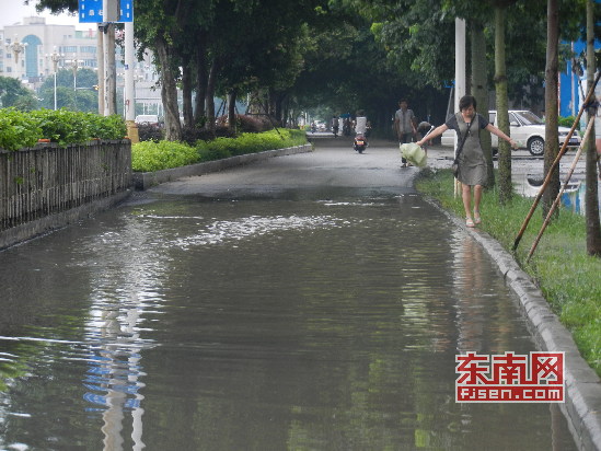市民走“平衡木