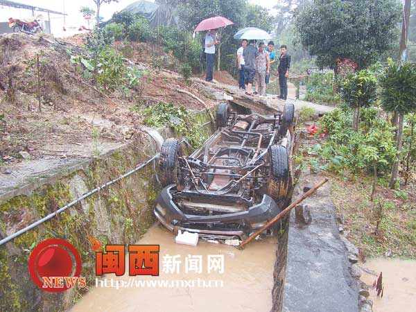 漳平：小车翻入水沟 驾驶员被困