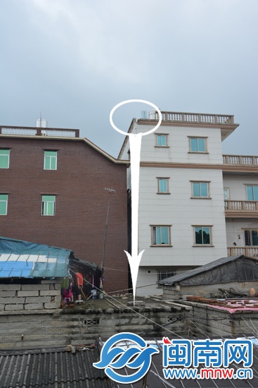 雷电击中白色民宅的楼顶护栏（画圈处），掉落的石块 
