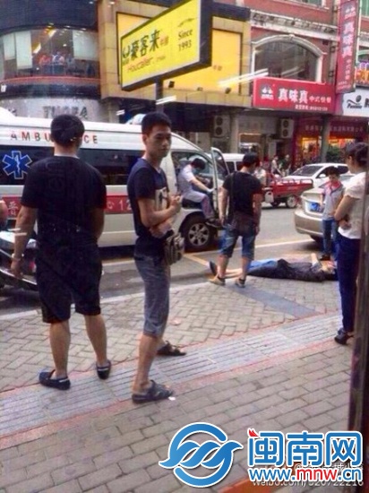 游某跳楼时碰伤头，躺在路边（网友供图）