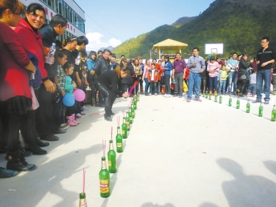 下苏小学操场被改造成文体活动中心，周边还配套建设 
