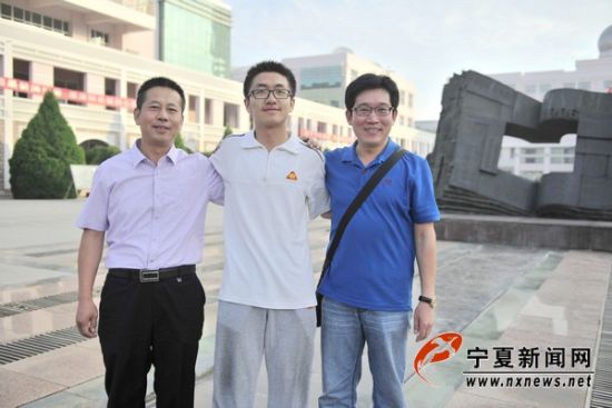2014年高考理科第一名罗政灵(中)和他的父亲(左)以及 