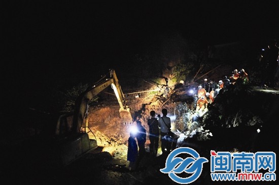 大量泥沙淹没养猪场