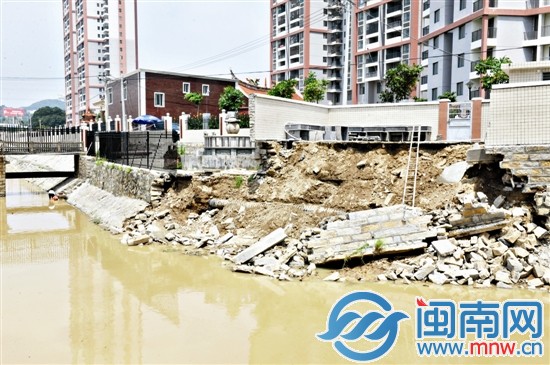 洗衣房坍塌现场，附近村民已重回北渠洗衣