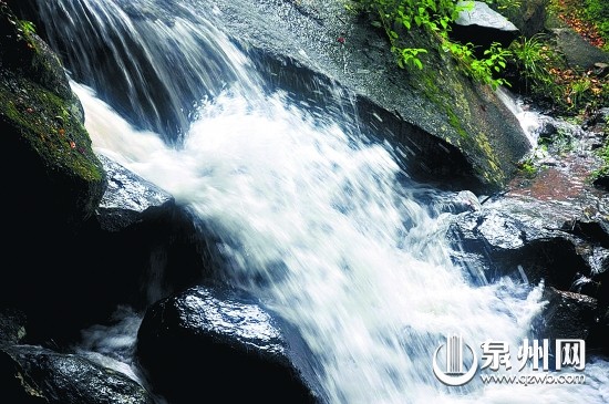 弥陀岩清泉流转，一路欢歌