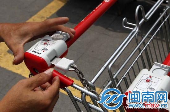 取车时必须在槽内放入一元钱硬币，才能解锁