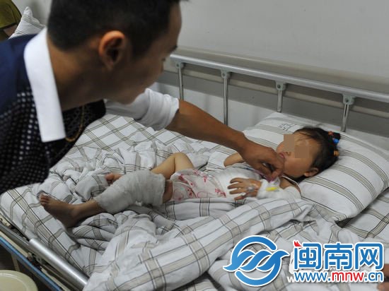 被烫伤的小女孩，身上多处被包扎着，在医院接受治疗