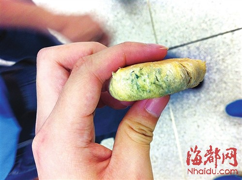 这个馅饼外部已经有霉斑了