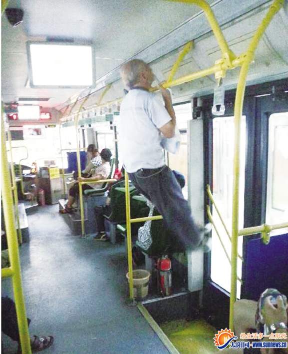 老人在车厢内做起“引体向上