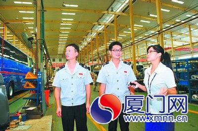 市国税局工作人员到企业了解情况
