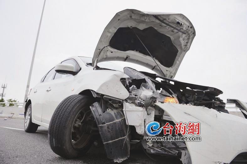 小车撞上护栏
