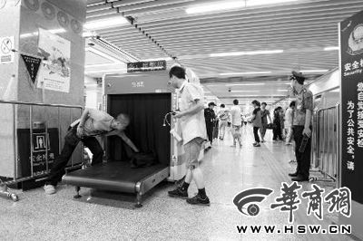 女孩过地铁安检时行李包被拉出偷走