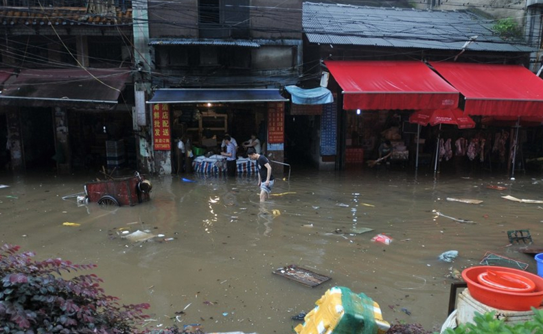 长沙暴雨致街道和民居点严重积水4