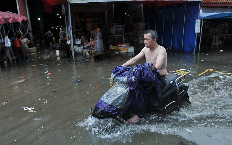长沙暴雨致街道和民居点严重积水1