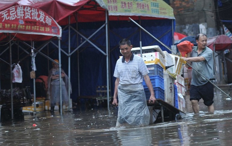 长沙暴雨致街道和民居点严重积水2