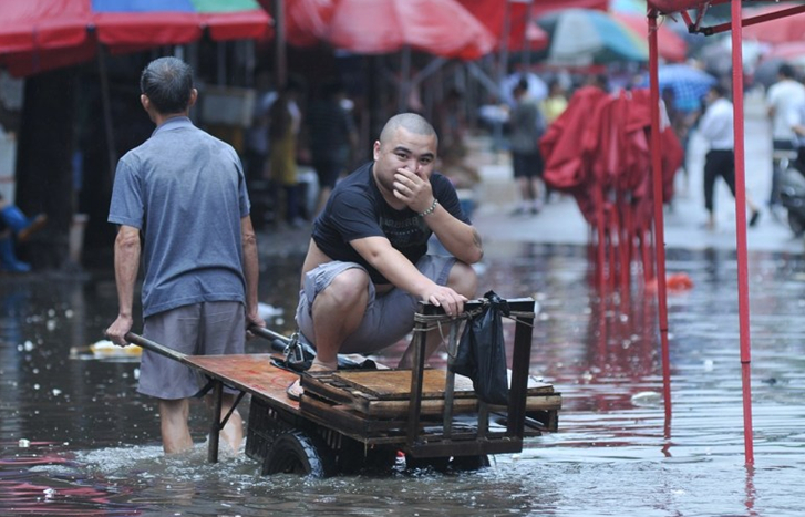 长沙暴雨致街道和民居点严重积水3