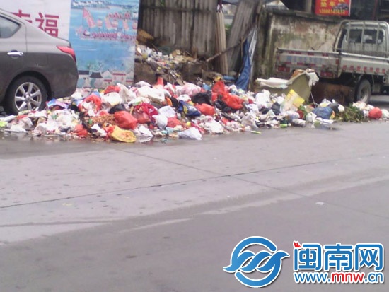 一堆生活垃圾 好几天没清理