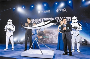 发布会现场随处可见太空、月球等元素，来宾仿佛置身 