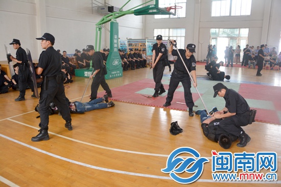 一民警“开枪”击中“暴徒”腿部，其他民警将两人制服